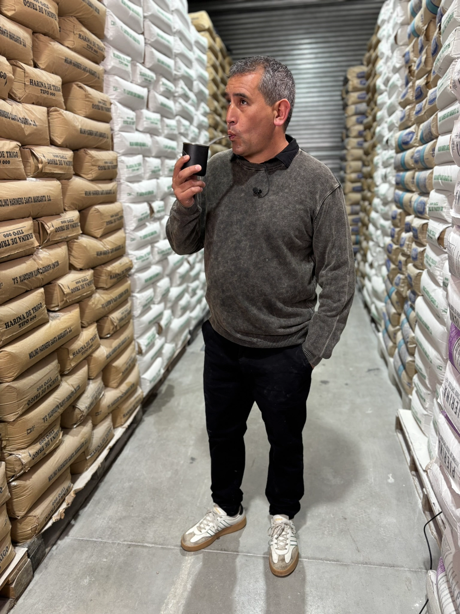 José tomando mate en el depósito