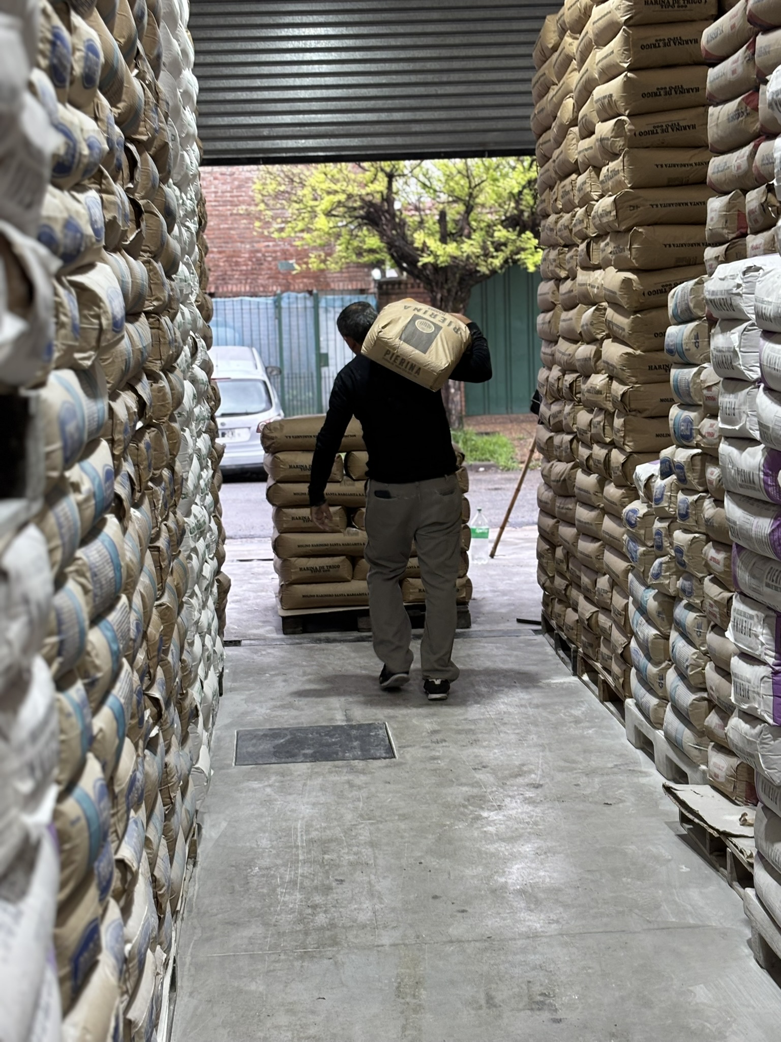 José cargando harina en el depósito