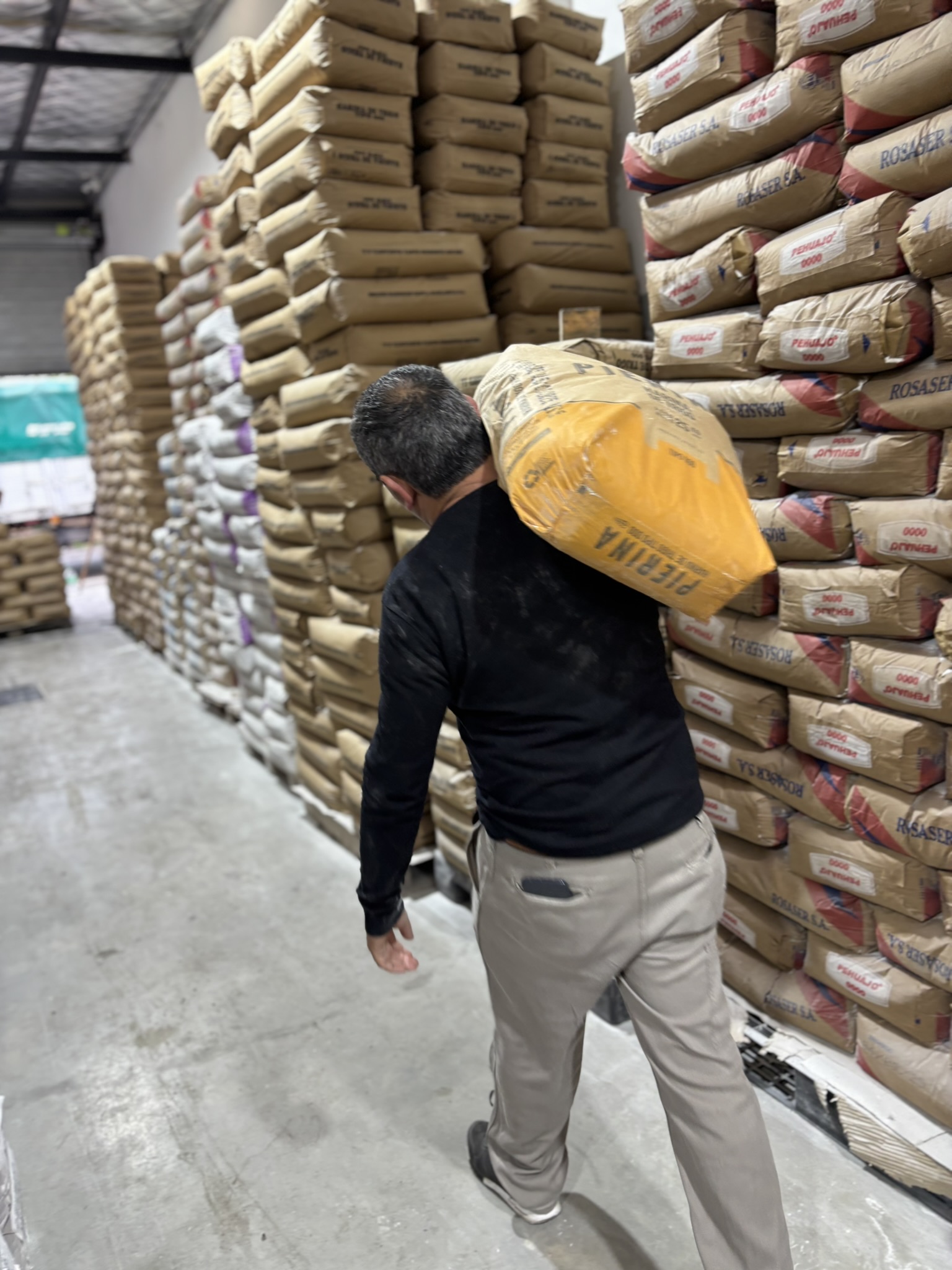 José en el depósito con bolsas de harina