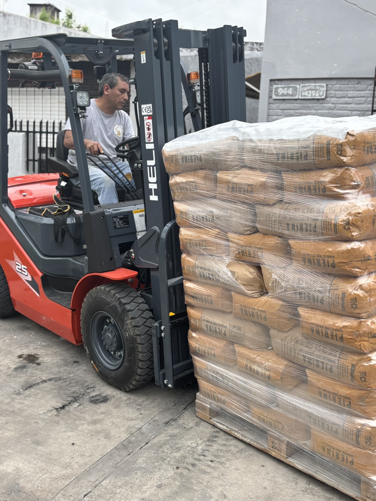 José operando el autoelevador en la fábrica